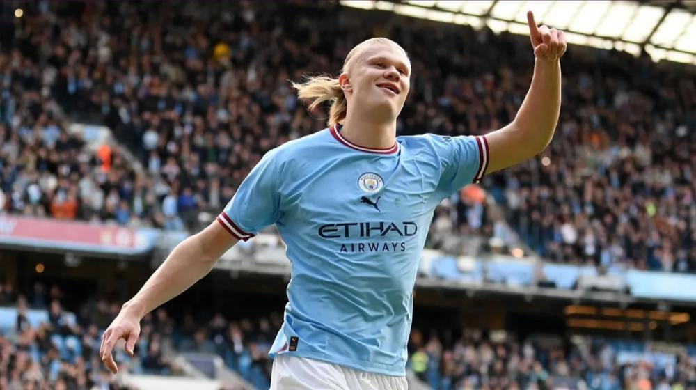  哈兰德戴帽助曼城登顶，卫冕冠军展现恐怖火力